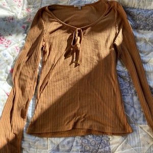 Long sleeve top with tie strings